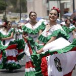 Integrantes de las Fuerzas Armadas y la Guardia Nacional, acompañados por miembros de 35 instituciones educativas, participan en el desfile del 5 de mayo en conmemoración del 161 aniversario de la Batalla de Puebla (México). EFE/Hilda Ríos