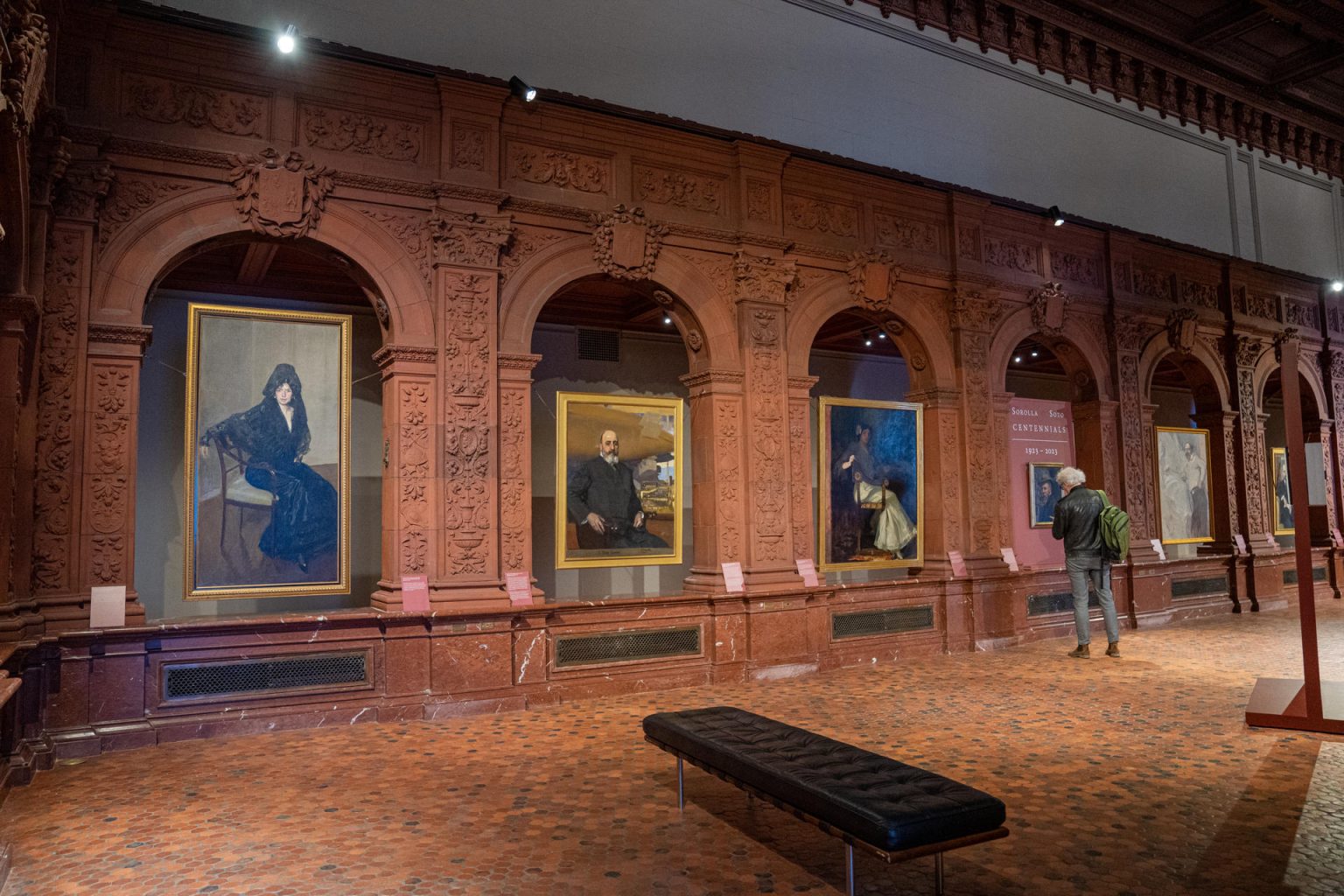 Una persona observa unas obras del pintor Joaquín Sorolla expuestas en la muestra "Sorolla Vision of Spain" en el Hispanic Society Musuem and Library, hoy en Nueva York (EE. UU). EFE/Ángel Colmenares