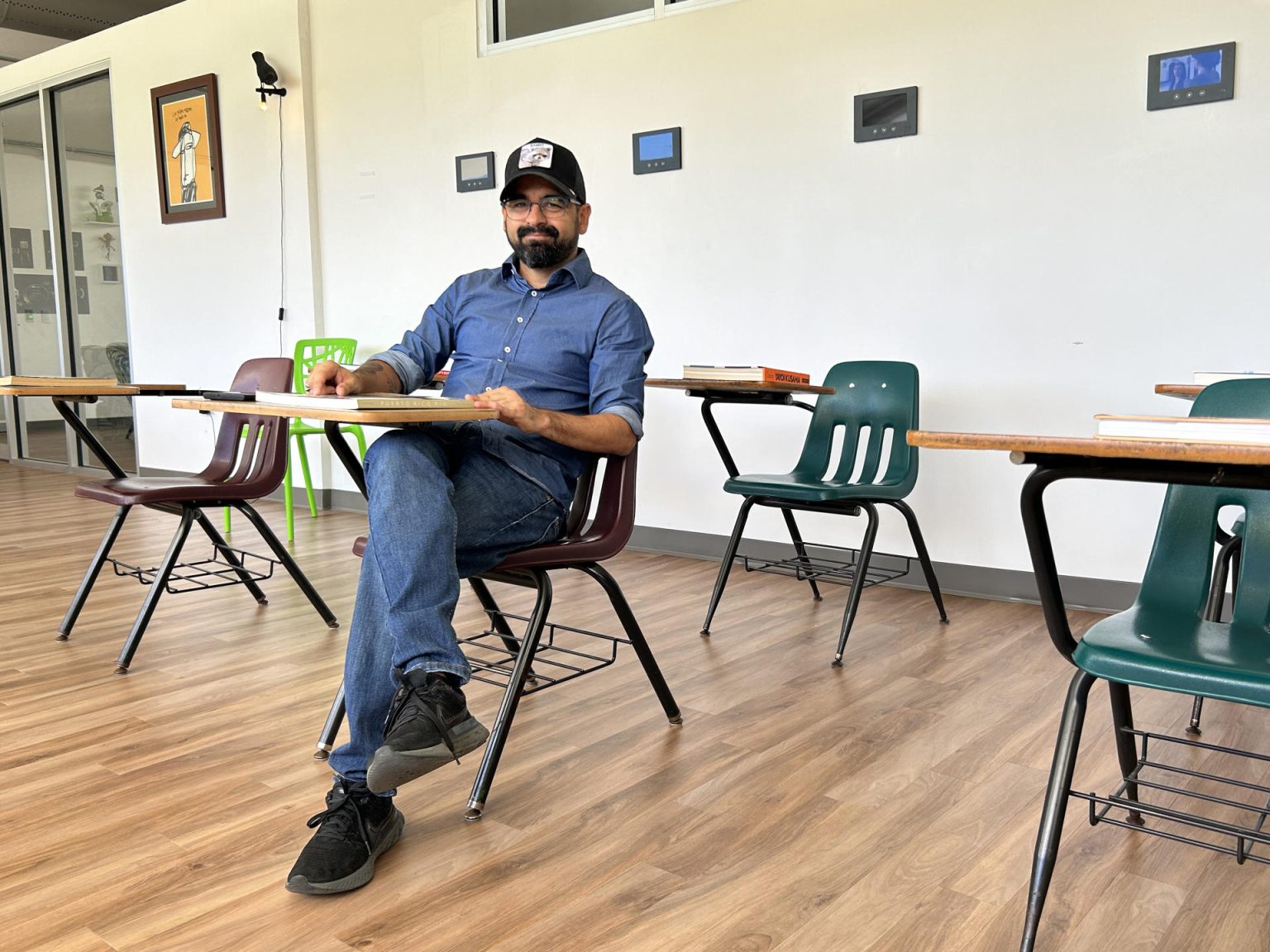 El director, productor y guionista puertorriqueño, Carlitos Ruiz Pérez, posa para una fotografía durante una entrevista con EFE, el lunes 17 de abril 2023, en San Juan (Puerto Rico). EFE/Jorge Muñiz