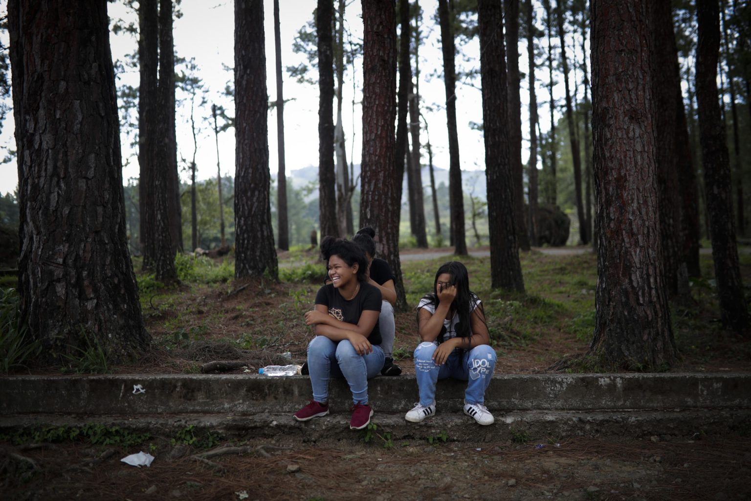 Migrantes venezolanos descansan en un albergue temporal tras cruzar la selva del Darién rumbo a los Estados Unidos, en Los Planes de Gualaca (Panamá). Imagen de archivo. EFE/Bienvenido Velasco