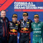 Oliver Hughes (i), Chief Marketing Officer de Red Bull Racing, el mexicano Sergio Pérez (2i), el holandesa Max Verstappen (2d) y el piloto español Fernando Alonso (d). EFE/EPA/Cristobal Herrera-Ulashkevich