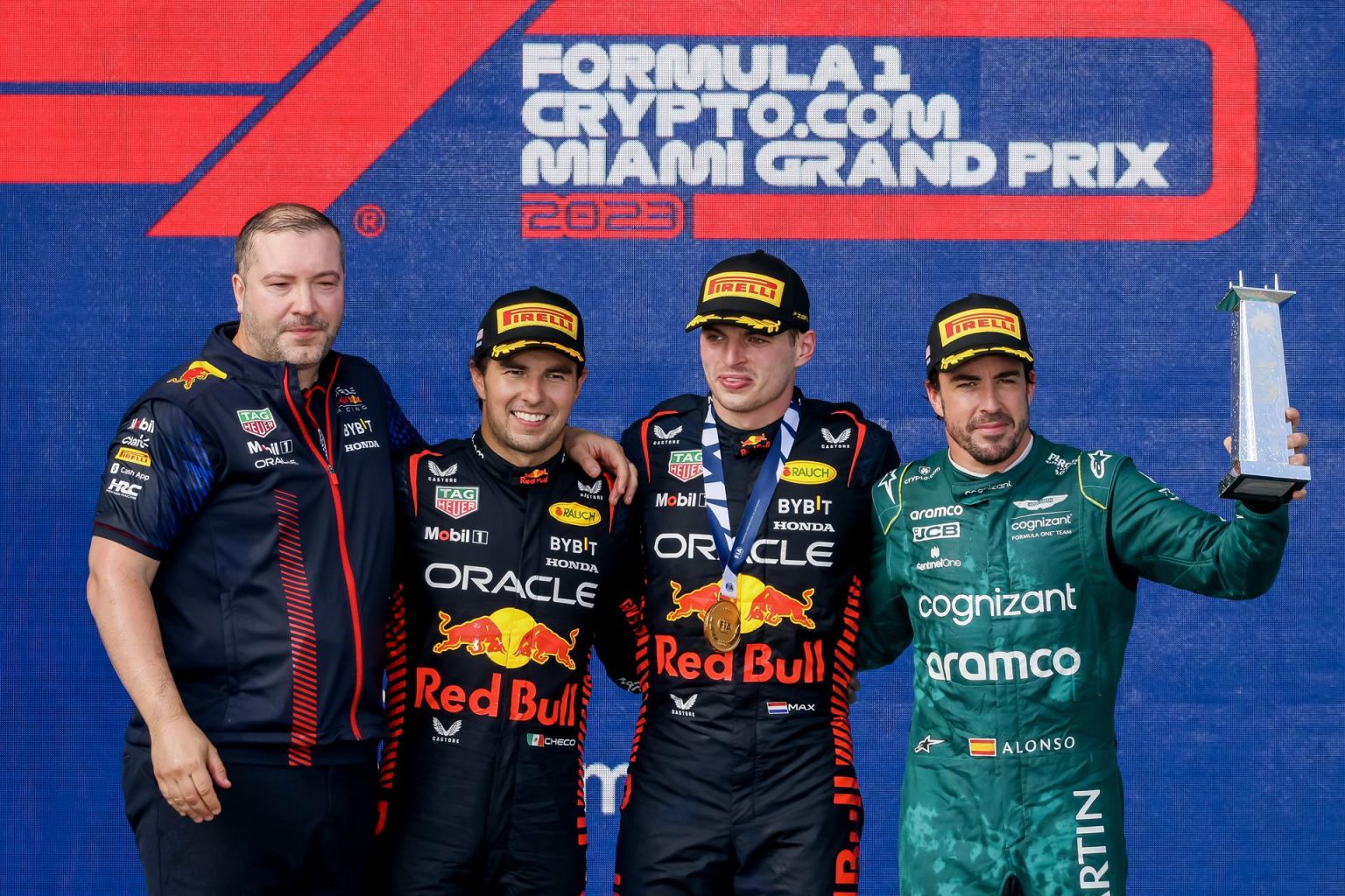 Oliver Hughes (i), Chief Marketing Officer de Red Bull Racing, el mexicano Sergio Pérez (2i), el holandesa Max Verstappen (2d) y el piloto español Fernando Alonso (d). EFE/EPA/Cristobal Herrera-Ulashkevich