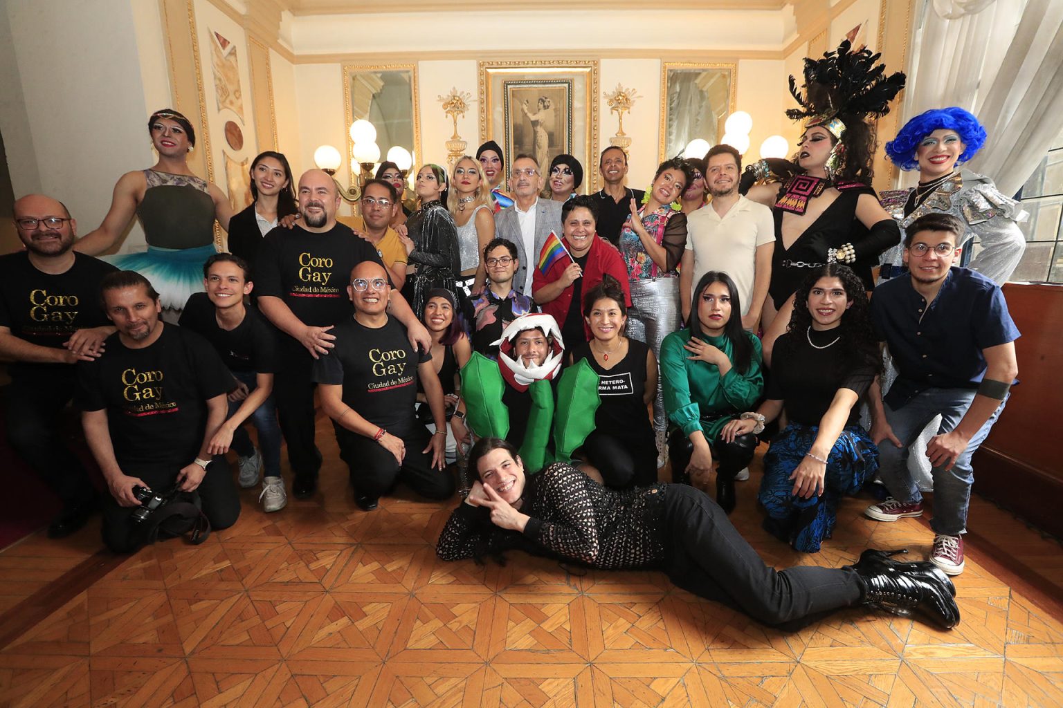 Artistas posan durante la presentación de entre "Lenchas, Vestidas y Musculosas" hoy en el Teatro Esperanza Iris de Ciudad de México (México). EFE/Mario Guzmán