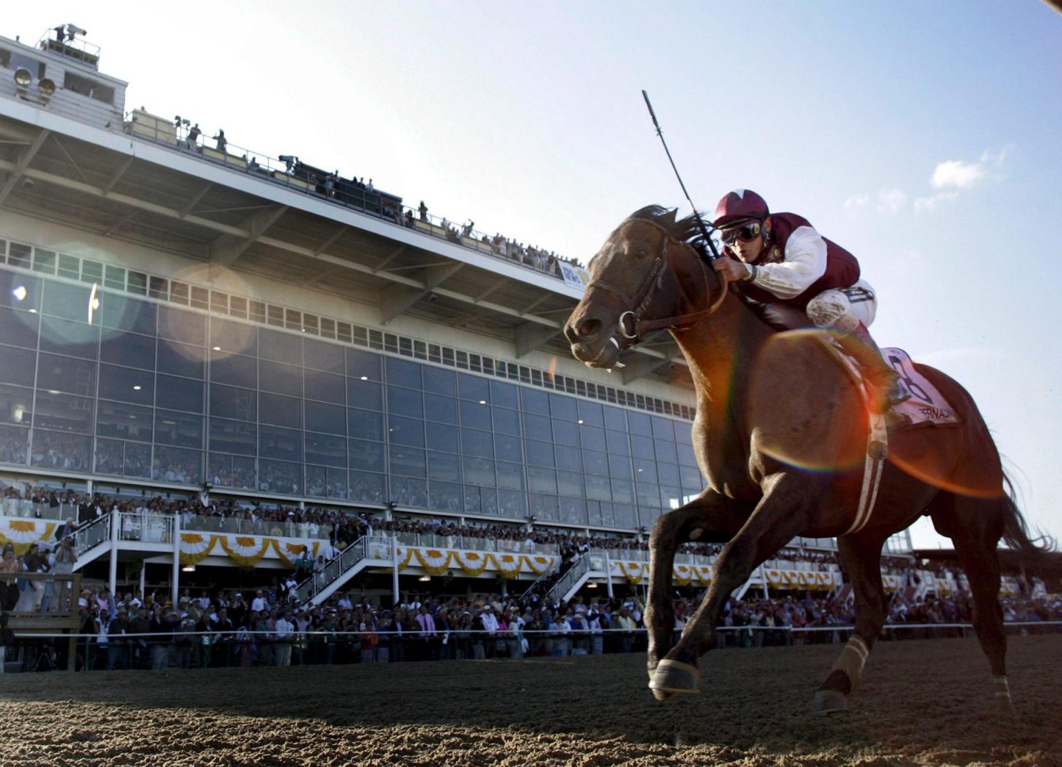 Fotografía de archivo en la que se registró al jinete venezolano Javier Castellano, en el hipódromo Pimlico, en Baltimore (Maryland, EE.UU.). EFE/Eliot J. Schechter