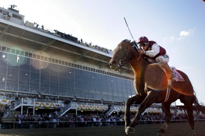 Fotografía de archivo en la que se registró al jinete venezolano Javier Castellano, en el hipódromo Pimlico, en Baltimore (Maryland, EE.UU.). EFE/Eliot J. Schechter