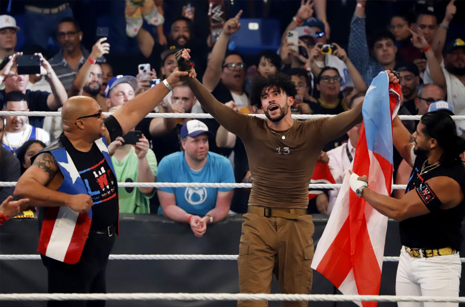 El cantante puertorriqueño Bad Bunny (c-d) fue registrado este sábado, 6 de mayo, al final de una pelea de la WWE Backlash 2023, en la que derrotó a su compatriota Damian Priest, en el Coliseo José Míguel Agrelot, en San Juan (Puerto Rico). EFE/Thais Llorca