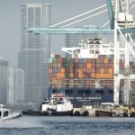 Vista de un barco lleno de contenedores en el Puerto de Miami, Florida (EE.UU.), en una fotografía de archivo. EFE/Cristóbal Herrera-Ulashkevich