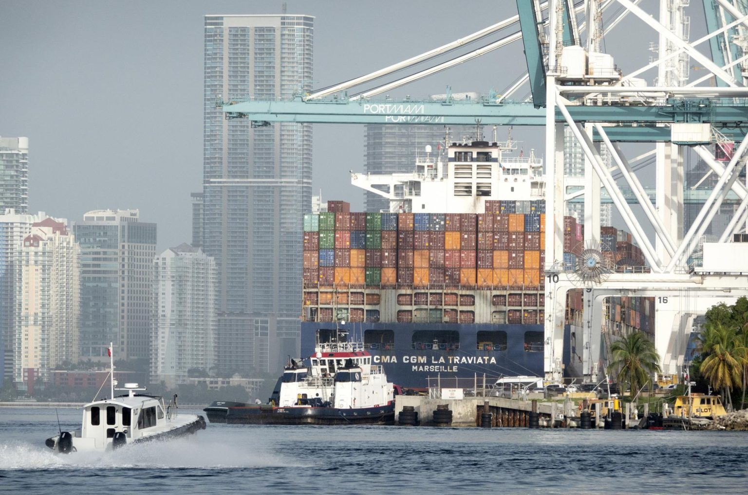 Vista de un barco lleno de contenedores en el Puerto de Miami, Florida (EE.UU.), en una fotografía de archivo. EFE/Cristóbal Herrera-Ulashkevich