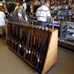 Vista de varias armas en exhibición para su venta en el almacén "Rink's Gun and Sport" en Lockport, Illinois, EEUU. Imagen de archivo. EFE/KAMIL KRZACZYNSKI