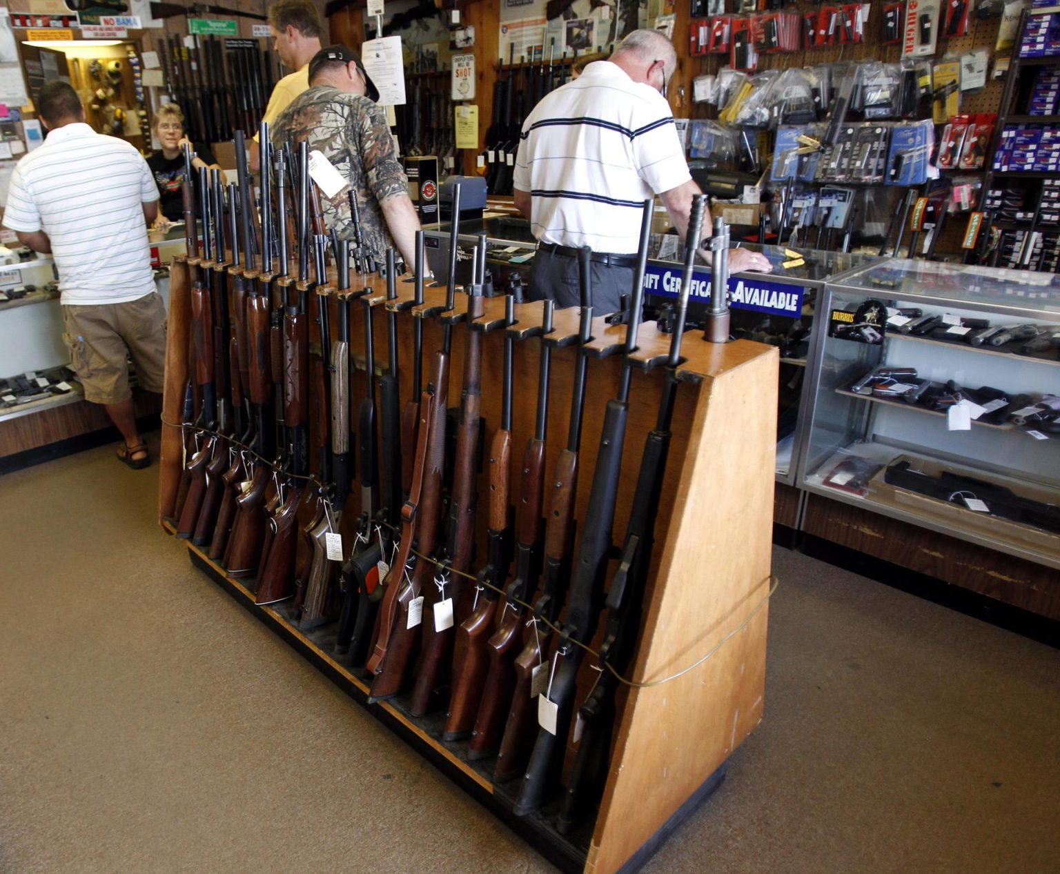 Vista de varias armas en exhibición para su venta en el almacén "Rink's Gun and Sport" en Lockport, Illinois, EEUU. Imagen de archivo. EFE/KAMIL KRZACZYNSKI