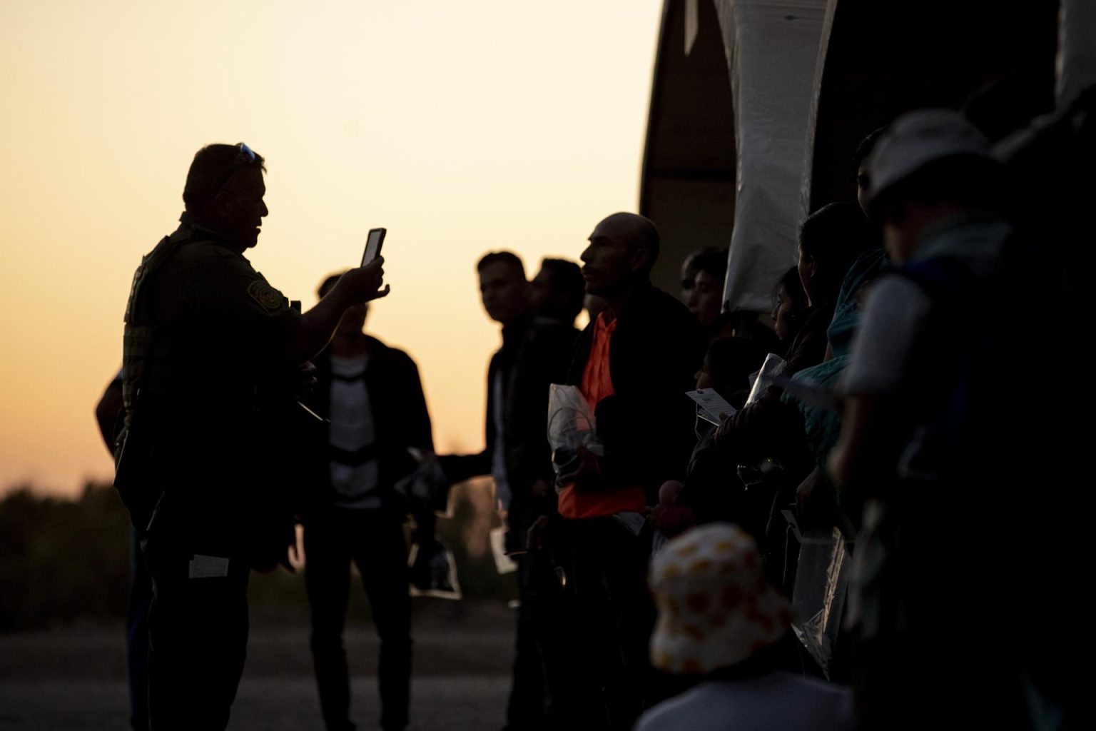 Un agente de la Patrulla Fronteriza identifica a un grupo de migrantes tras cruzar de México a Estados Unidos, en Yuma, Arizona (EE.UU.). EFE/Etienne Laurent