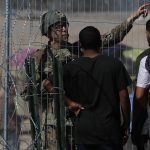 Militares estadounidenses vigilan la línea divisoria entre Ciudad Juárez y El Paso. Elementos de la Guardia Nacional del Estado de Texas, rodean este viernes con barricadas de púas la línea divisoria entre Ciudad Juárez y El Paso ante la culminación del Título 42. Sin embargo, los migrantes esperan que incrementen las citas para solicitar asilo político. EFE/Luis Torres