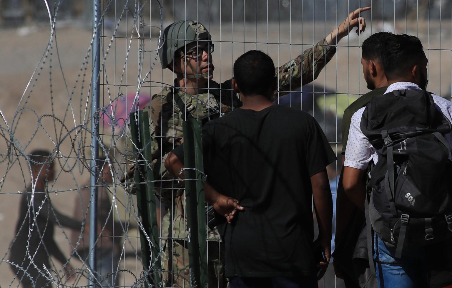 Militares estadounidenses vigilan la línea divisoria entre Ciudad Juárez y El Paso. Elementos de la Guardia Nacional del Estado de Texas, rodean este viernes con barricadas de púas la línea divisoria entre Ciudad Juárez y El Paso ante la culminación del Título 42. Sin embargo, los migrantes esperan que incrementen las citas para solicitar asilo político. EFE/Luis Torres