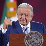 Fotografía cedida por la Presidencia de México que muestra al presidente Andrés Manuel López Obrador, durante su rueda de prensa de hoy en el Palacio Nacional de la Ciudad de México (México). EFE/Presidencia de México/SOLO USO EDITORIAL SOLO DISPONIBLE PARA ILUSTRAR LA NOTICIA QUE ACOMPAÑA(CRÉDITO OBLIGATORIO)