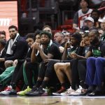 La banca de los Celtis de Boston fue registrada este domingo, 21 de mayo, al mirar con resignación como su equipo caía ante los Heat de Miami, durante el tercer partido de la Final de la Conferencia Este de la NBA, en el coliseo Kaseya Center, en Miami (Florida, EE.UU.). EFE/Rhona Wise