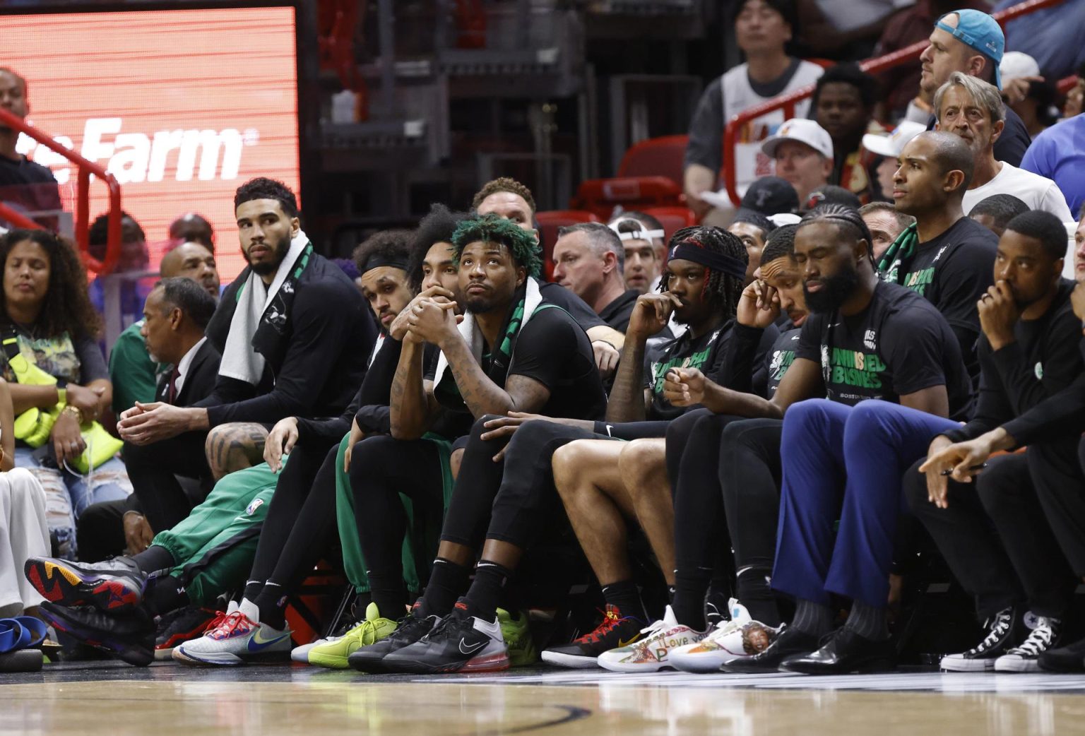 La banca de los Celtis de Boston fue registrada este domingo, 21 de mayo, al mirar con resignación como su equipo caía ante los Heat de Miami, durante el tercer partido de la Final de la Conferencia Este de la NBA, en el coliseo Kaseya Center, en Miami (Florida, EE.UU.). EFE/Rhona Wise