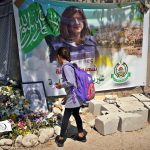 Una niña deja flores junto a un retrato de la periodista de Al Yazira Shireen Abu Akleh, en Yenín, Cisjordania. Fotografía de archivo. EFE/ Sara Gómez Armas