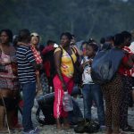 Personas migrantes hacen fila en la comunidad de Bajo Chiquito para ser trasladados a la Estación de Recepción Migratoria (ERM) de San Vicente en Metetí (Panamá). Imagen de archivo. EFE/ Bienvenido Velasco