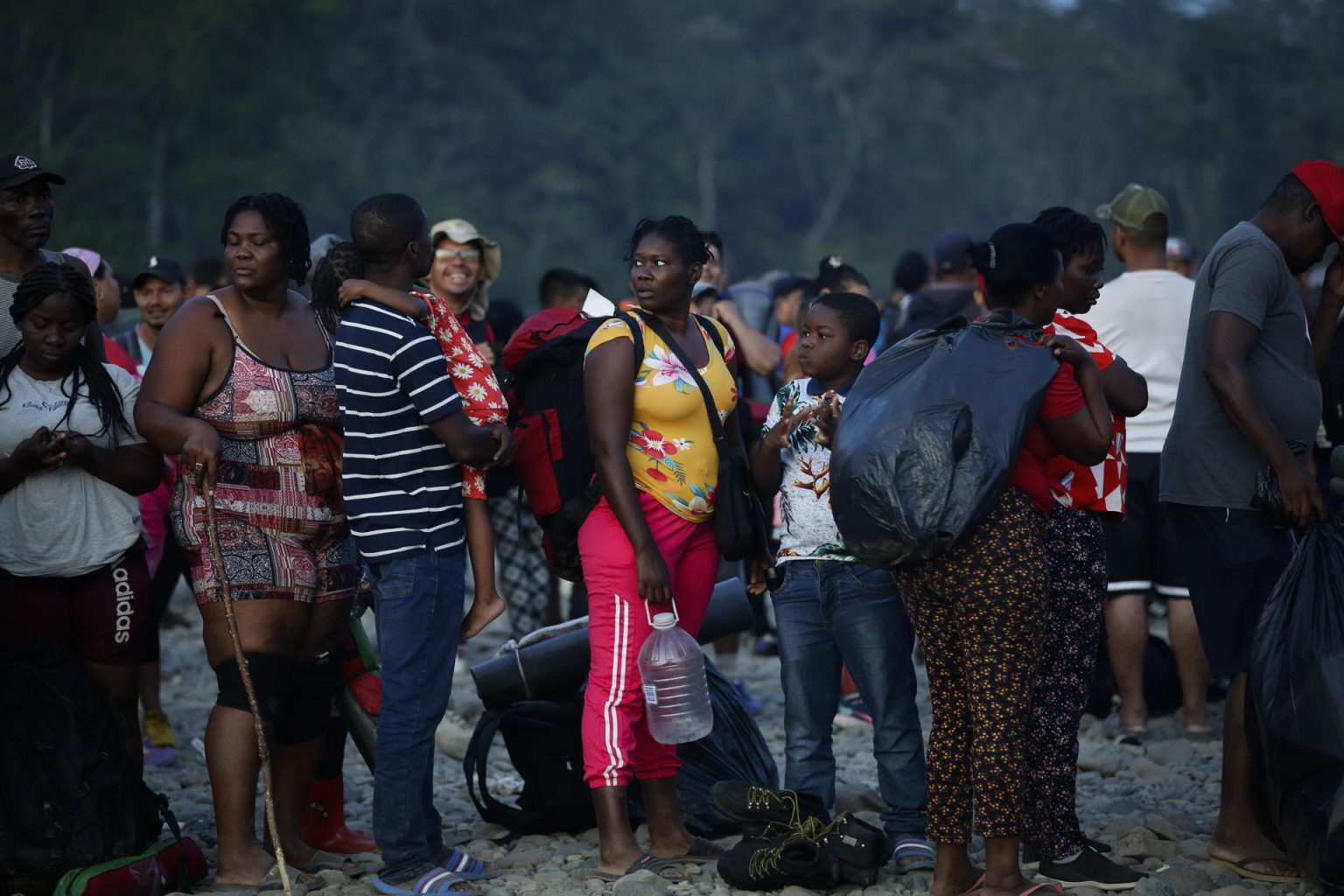 Personas migrantes hacen fila en la comunidad de Bajo Chiquito para ser trasladados a la Estación de Recepción Migratoria (ERM) de San Vicente en Metetí (Panamá). Imagen de archivo. EFE/ Bienvenido Velasco