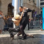 Una pareja de argentinos baila tango hoy durante un evento para la proclamación del Día del Legado Argentino en el Bowling Green, en el sur de Manhattan en Nueva York. EFE/Jorge Fuentelsaz