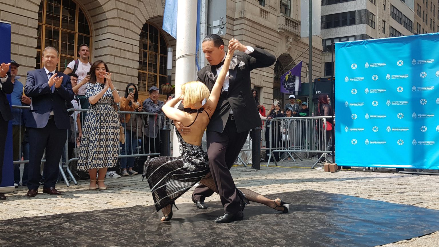 Una pareja de argentinos baila tango hoy durante un evento para la proclamación del Día del Legado Argentino en el Bowling Green, en el sur de Manhattan en Nueva York. EFE/Jorge Fuentelsaz