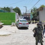 Personal de la Policía Municipal y del Ejército Mexicano reguardan la zona donde fue asesinada una madre buscadora hoy, en la comunidad de San Miguel Octopan, del municipio de Celaya, Guanajuato (México). . EFE/Str