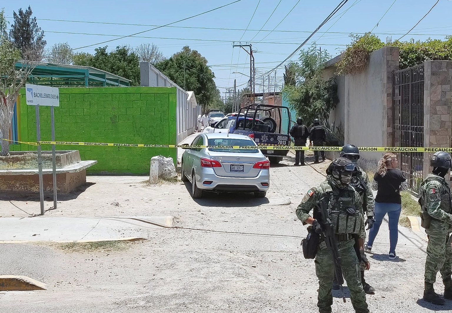 Personal de la Policía Municipal y del Ejército Mexicano reguardan la zona donde fue asesinada una madre buscadora hoy, en la comunidad de San Miguel Octopan, del municipio de Celaya, Guanajuato (México). . EFE/Str