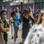 Fotografía de archivo en donde se observan a varias personas conversando frente a la entrada del Centro de Convenciones de Miami Beach, en Miami Beach, Florida. EFE/Giorgio Viera