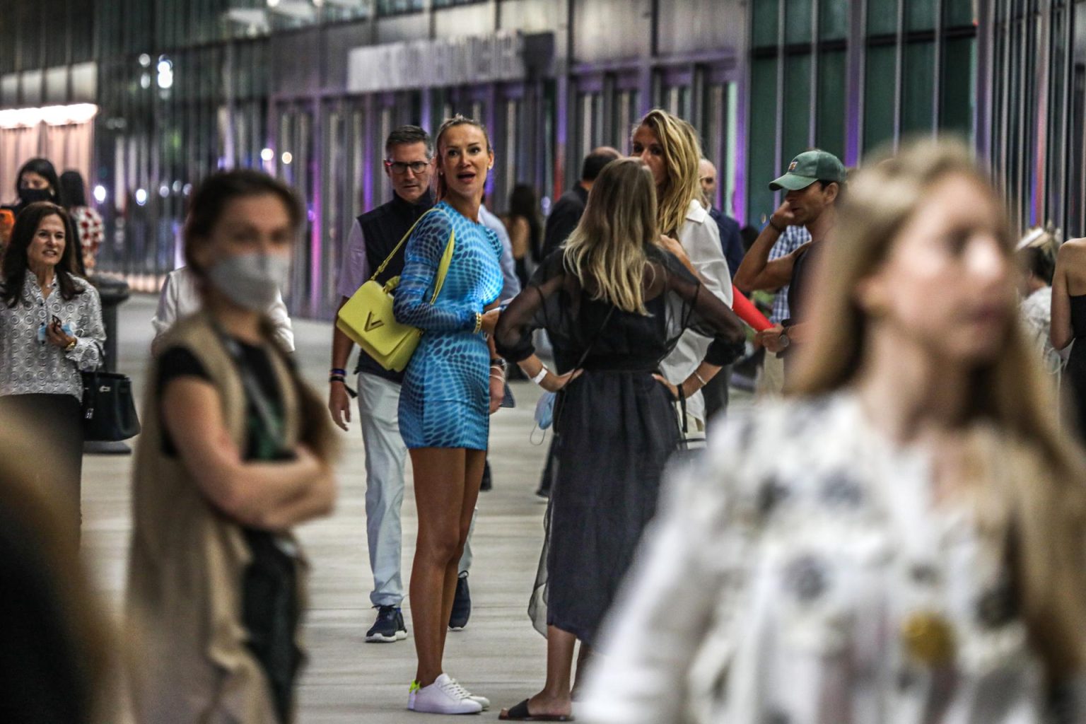 Fotografía de archivo en donde se observan a varias personas conversando frente a la entrada del Centro de Convenciones de Miami Beach, en Miami Beach, Florida. EFE/Giorgio Viera