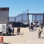 Agentes de la Patrulla Fronteriza montan en una furgoneta a unos migrantes detenidos para ser procesados en la puerta 40 del puesto fronterizo de El Paso, Texas. EFE/Jorge Fuentelsaz