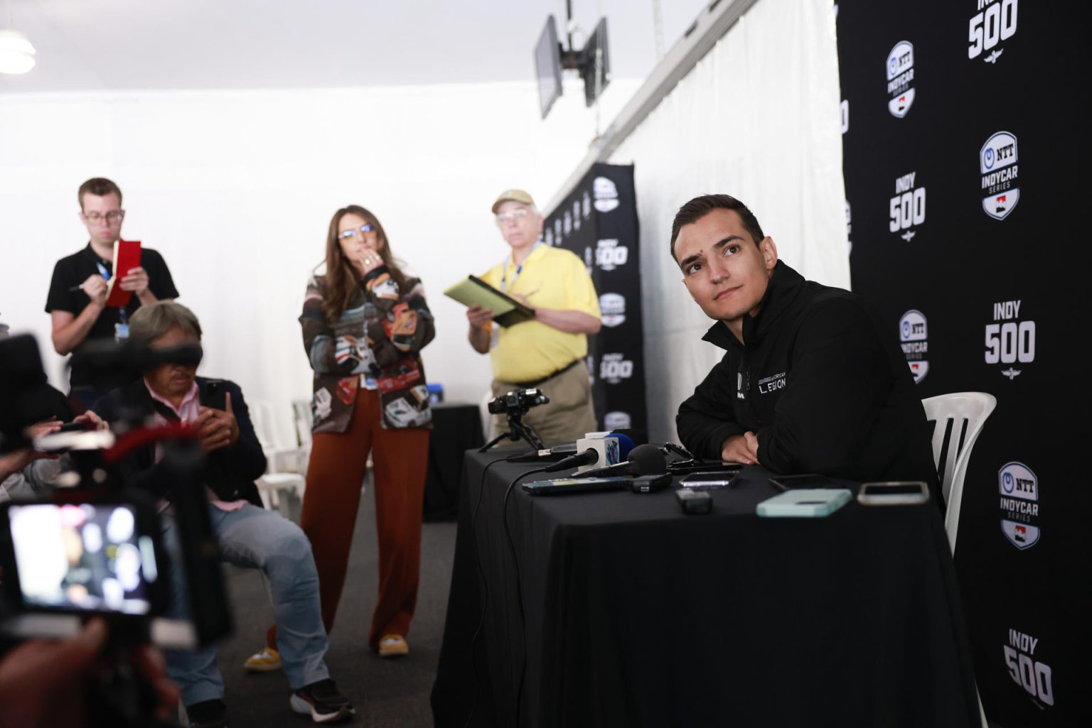 El piloto español Alex Palou, de la escuadra Chip Ganassi Racing, habla durante una rueda de prensa del Día de los Medios en el Indianápolis Mostorsports Speedway, en Indianápolis, Indiana (EE.UU.).EFE/Jeremy Hogan