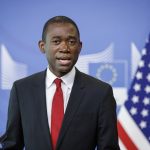 El subsecretario del Departamento de Tesoro de Estados Unidos, Wally Adeyemo, señaló este viernes que no hay un "plan b" si no se llega a un acuerdo entre la Casa Blanca y los republicanos para elevar el techo de deuda del país. Imagen de archivo. EFE/EPA/JOHANNA GERON / POOL