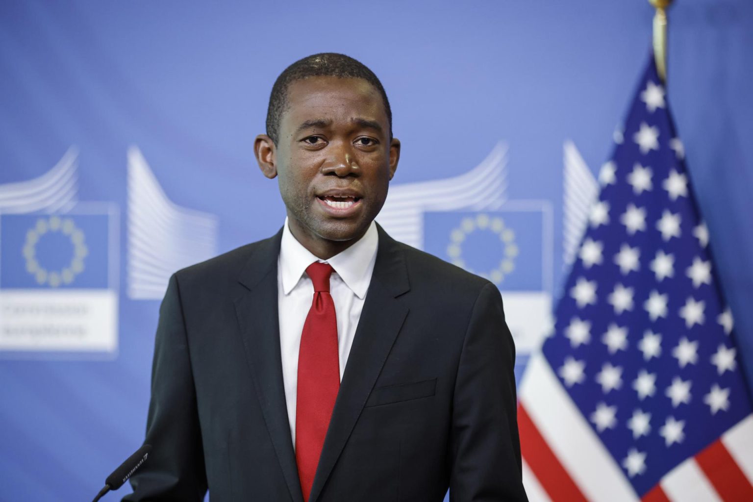 El subsecretario del Departamento de Tesoro de Estados Unidos, Wally Adeyemo, señaló este viernes que no hay un "plan b" si no se llega a un acuerdo entre la Casa Blanca y los republicanos para elevar el techo de deuda del país. Imagen de archivo. EFE/EPA/JOHANNA GERON / POOL