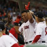 Fotografía de archivo en la que se registró al tercera base de los Medias Rojas, Rafael Devers (c), al celebrar un jonrón que anotó para la novena de Boston en la MLB. Devers aportó un vuelacercas y remolcó cuatro carreras en el triunfo de su equipo 11-5 sobre los Azulejos de Toronto. EFE/Rhona Wise