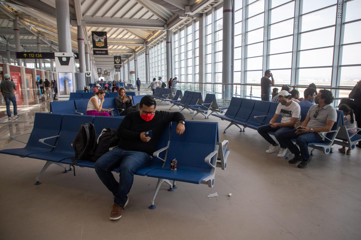 Vista general de pasajeros en espera de abordar en una sala del Aeropuerto Internacional Felipe Ángeles en el municipio de Zumpango, en el Estado de México (México). Imagen de archivo. EFE/Isaac Esquivel