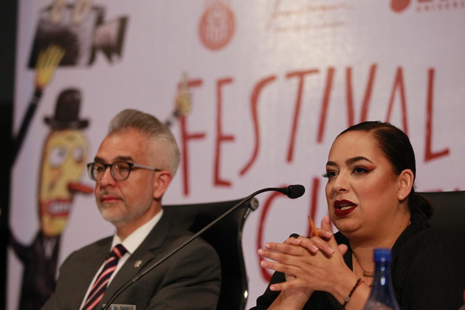 La directora del Festival de Cine en Guadalajara, Estrella Araiza, acompañada del secretario general de la Universidad de Guadalajara, Guillermo Gómez (i), participan hoy, en una rueda de prensa durante el anuncio del inicio de la 38 edición del Festival Internacional de Cine de Guadalajara (FICG), en la ciudad de Guadalajara, en Jalisco (México). EFE/ Francisco Guasco