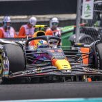 El monoplaza que conducue el piloto mexicano de Fórmula Uno, Sergio Pérez, del equipo Red Bull, fue registrado este viernes, 5 de mayo, durante las secciones de prácticas para el Gran Premio de Miami, en el Autódromo Internacional de Miami, en Miami Gardens (Florida, EE.UU.). EFE/Cristóbal Herrera