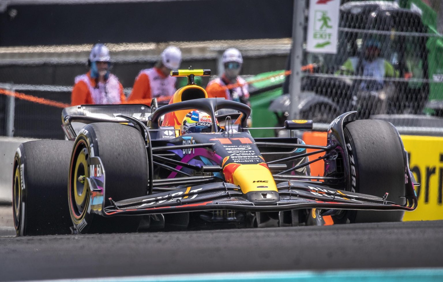 El monoplaza que conducue el piloto mexicano de Fórmula Uno, Sergio Pérez, del equipo Red Bull, fue registrado este viernes, 5 de mayo, durante las secciones de prácticas para el Gran Premio de Miami, en el Autódromo Internacional de Miami, en Miami Gardens (Florida, EE.UU.). EFE/Cristóbal Herrera