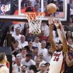 Haywood Highsmith, alero de los Heat de Miami, fue registrado este sábado, 6 de mayo, al atacar el aro que defiende Josh Hart (d), de los Knicks de Nueva York, durante el tercer partido de esta semifinal de la Conferencia Este de la NBA, en el coliseo Kaseya Center, en Miami (Florida, EE.UU.). EFE/Rhona Wise