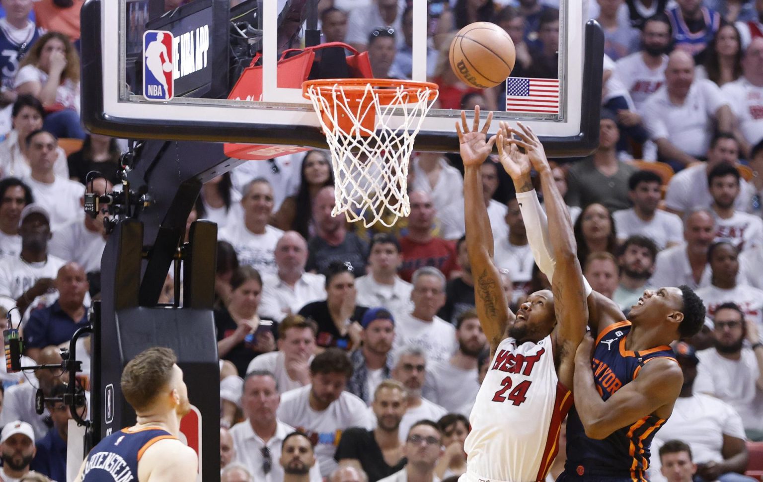 Haywood Highsmith, alero de los Heat de Miami, fue registrado este sábado, 6 de mayo, al atacar el aro que defiende Josh Hart (d), de los Knicks de Nueva York, durante el tercer partido de esta semifinal de la Conferencia Este de la NBA, en el coliseo Kaseya Center, en Miami (Florida, EE.UU.). EFE/Rhona Wise