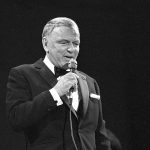 Fotografía de archivo del 26 de septiembre de 1986 donde aparece el cantante estadounidense Frank Sinatra mientras canta durante el concierto que ofreció en el estadio Santiago Bernabeu, en Madrid (España). EFE/Manuel López Contreras