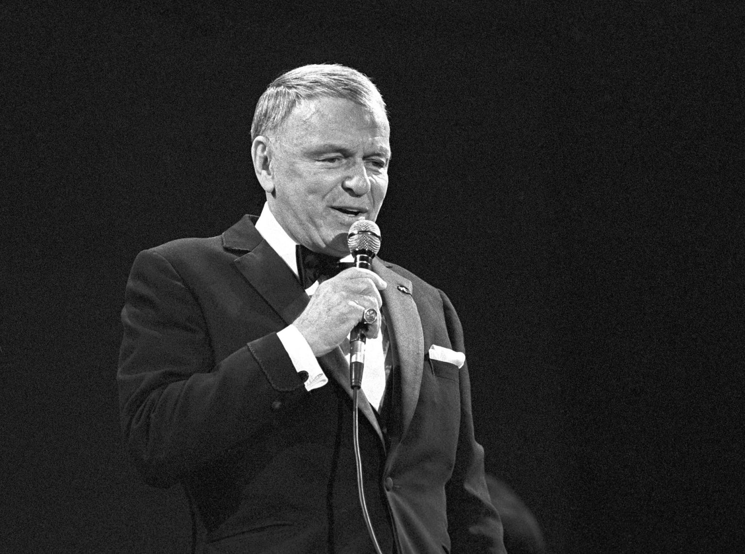 Fotografía de archivo del 26 de septiembre de 1986 donde aparece el cantante estadounidense Frank Sinatra mientras canta durante el concierto que ofreció en el estadio Santiago Bernabeu, en Madrid (España). EFE/Manuel López Contreras