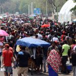 Migrantes hacen fila para tramitar papeles migratorios hoy, en Tapachula (México). EFE/Juan Manuel Blanco