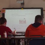 Fotografía de archivo donde se observa a varios alumnos hispanos tomando clase en una escuela de Denver. EFE/FRANCISCO MIRAVAL