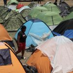 Un grupo de migrantes permanecen en un albergue en la capital mexicana (México). Imagen de archivo. EFE/José Méndez