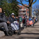 Fotografía de archivo de migrantes que esperan en fila para recibir alimentos, el 7 de marzo de 2023, en el barrio de Queens, en Nueva York (EEUU). EFE/ Ángel Colmenares