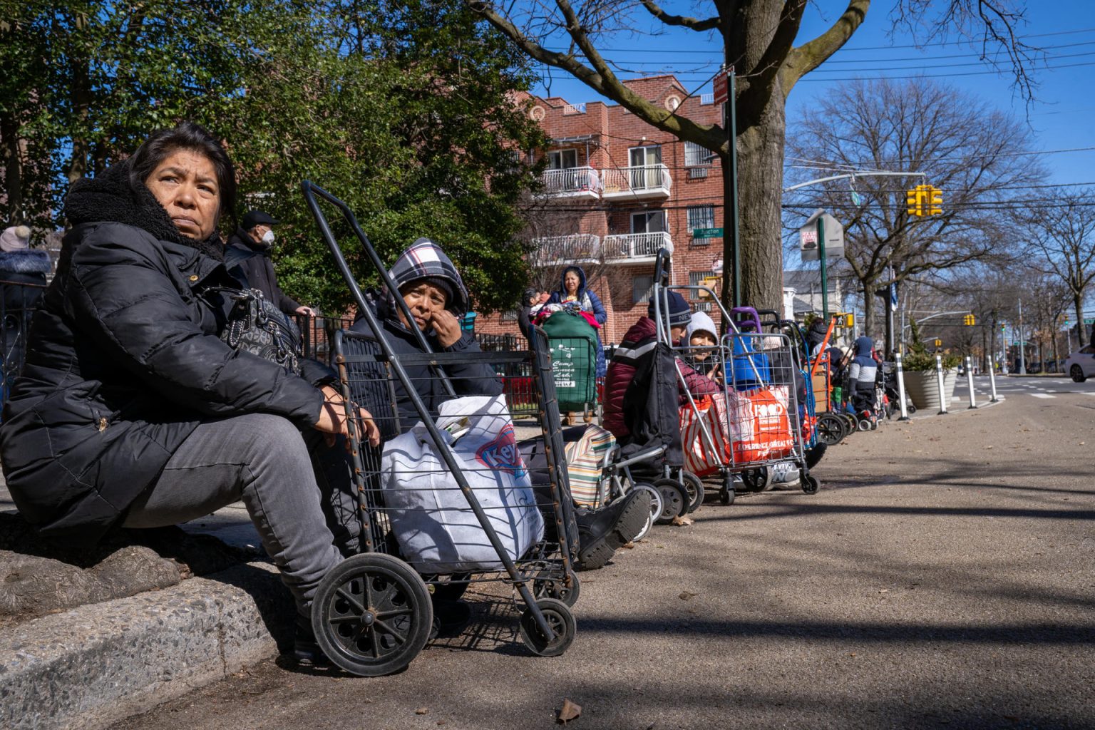 Fotografía de archivo de migrantes que esperan en fila para recibir alimentos, el 7 de marzo de 2023, en el barrio de Queens, en Nueva York (EEUU). EFE/ Ángel Colmenares