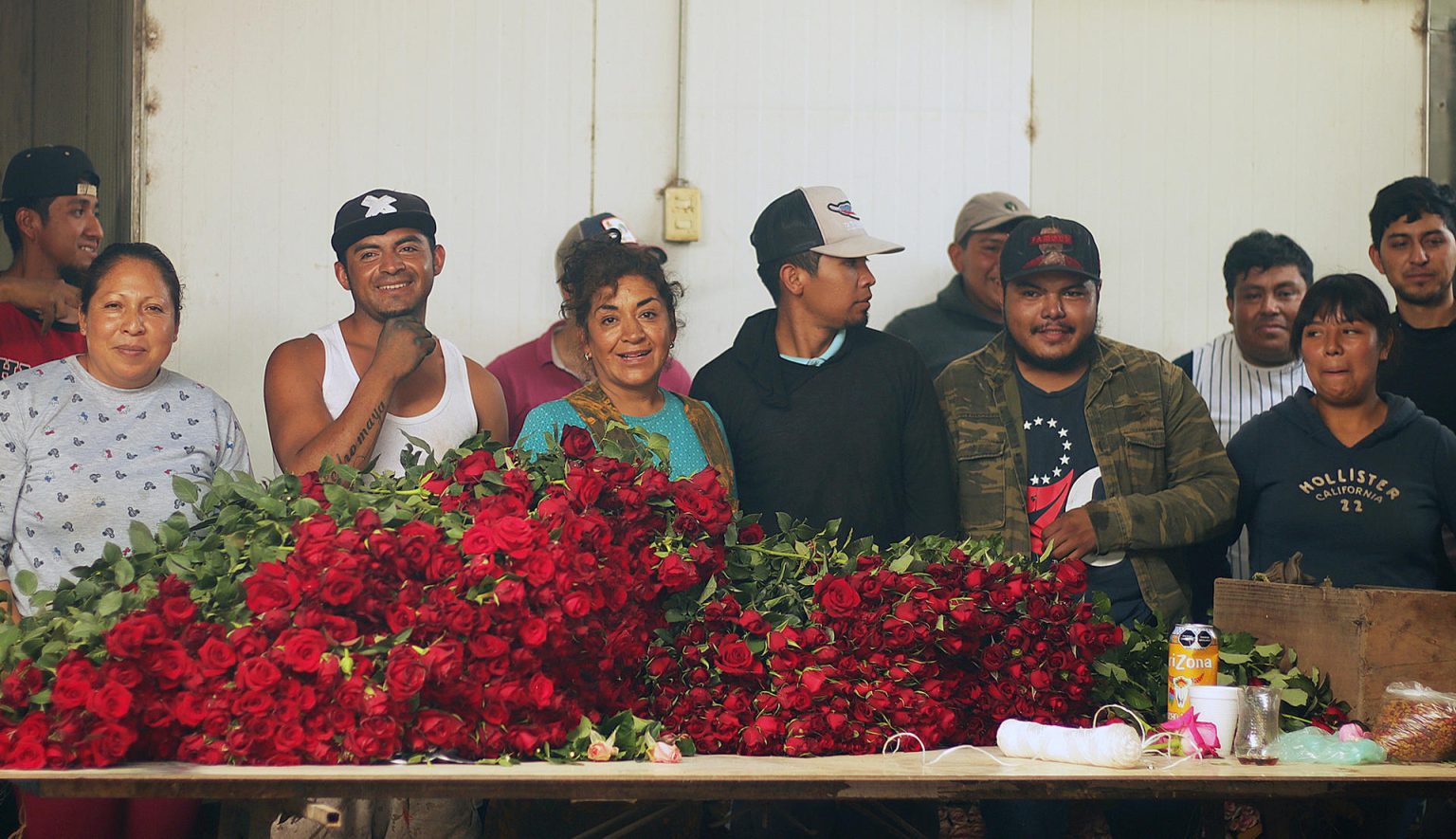 Un grupo de trabajadores de un invernadero de rosas, posan el 9 de mayo de 2023, en la ciudad de San Juan del Río, Querétaro (México).  EFE/Sergio Adrián Ángeles