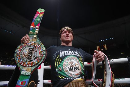 El boxeador mexicano Saúl "Canelo" Álvarez fue registrado este sábado, 6 de mayo, al celebrar la defensa de sus títulos mundiales de peso Supermediano del CMB, AMB, OMB y FIB, tras derrotar al inglés John Ryder, al final de un combate en el estadio Akron, en Guadalajara (México). EFE/Francisco Guasco