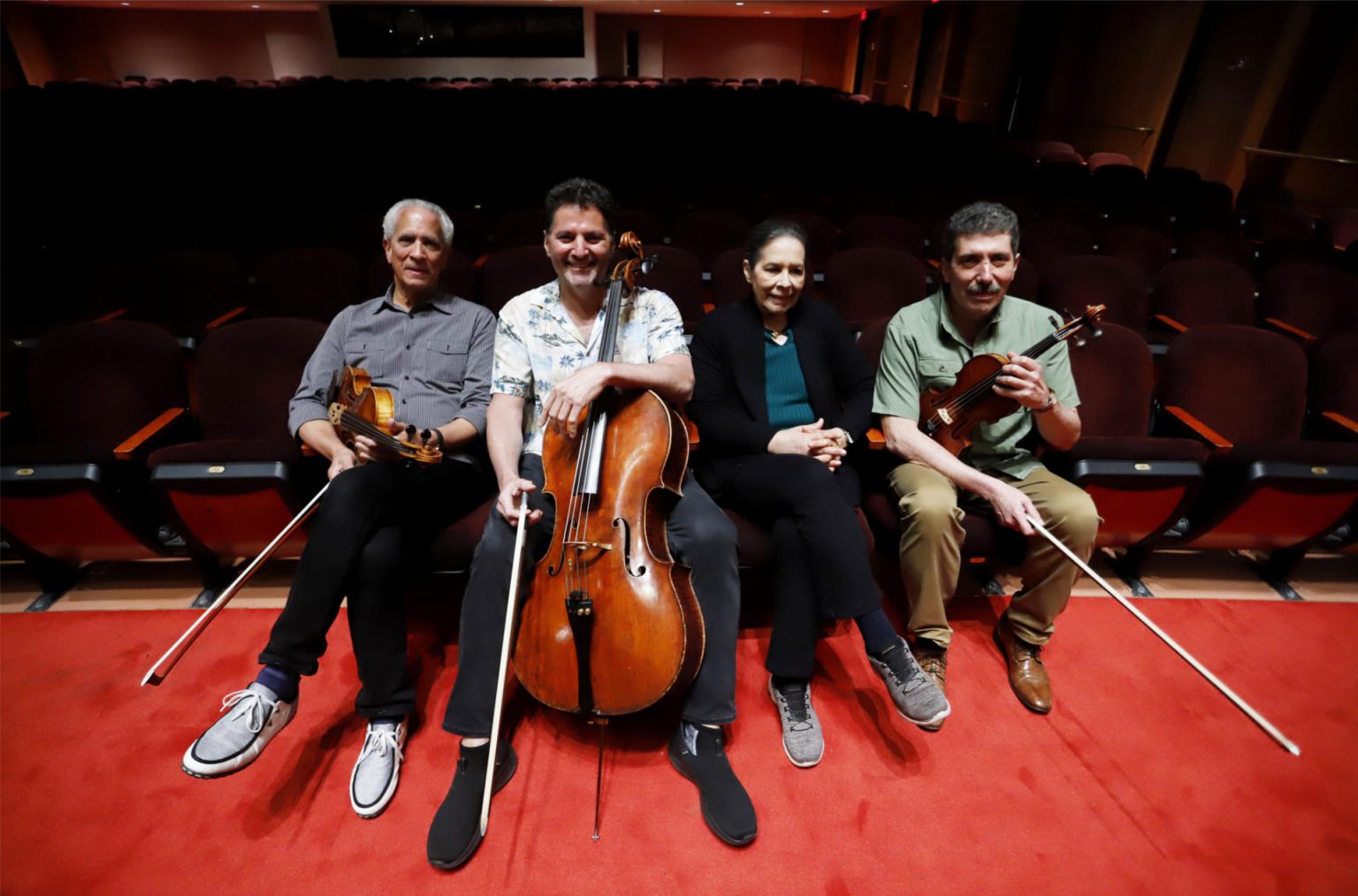 Los integrantes del cuarteto Familia Figueroa, (de izq. a dcha.) Guillermo, Rafael, Ivonne y Narciso posan para EFE durante una entrevista el 12 de mayo de 2023, en la Sala Sinfónica Pablo Casals en San Juan (Puerto Rico). EFE/ Thais Llorca